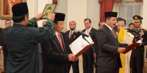 I Dewa Gede Palguna dan Suhartoyo diambil sumpah dan janjinya oleh Presiden Jokowi sebagai Hakim Konstitudi, di Istana Negara, Jakarta, Rabu (7/1)