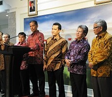 Ketua Pansel Hakim MK Saldi Isra didampingi anggota Pansel menyampaikan keterangan pers, seusai diterima Presiden Jokowi, di kantor Presiden, Senin (5/1)
