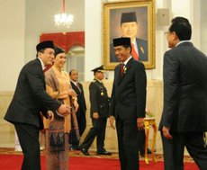 Presiden Jokowi memberi ucapan Kepala Badan Ekonomi Kreatif, Triawan Munaf, mendapat ucapan selamat dari Presiden Jokowi, seusai pelantikandi Istana Negara, Senin (26/1)