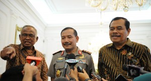 Plt. Ketua KPK Taufiqurrahman Ruki, Wakapolri Komjen Badrodin Haiti, dan Jaksa Agung HM. Prasetyo, menjawab wartawan soal sinergi di antara ketiga lembaga yang mereka pimpin, di Istana Merdeka, Jakarta, Rabu (25/2)