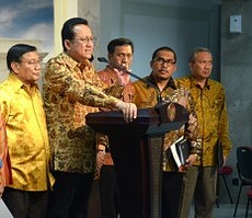 Irman Gusman memberi keterangan pers bersama pimpinan DPD-RI lainnya, seusai diterima Presiden Jokowi, di Istana Merdeka, Jakarta, Senin (2/2)