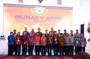 Presiden Jokowi berfoto bersama para Gubernur, yang menjadi peserta Munas V APPSI, di Makassar, Sulsel, Rabu (25/11) malam