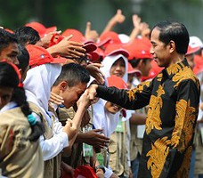 Presiden Jokowi menyalami para peserta Kawah Kepemimpinan Pelajar di Halaman Istana Merdeka, Jakarta (18/11)