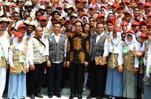 Presiden Jokowi berfoto bersama peserta Kawan Kepemimpinan Pelajar 2015, di halaman depan Istana Merdeka, Jakarta, Rabu (18/11)