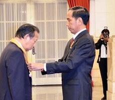 Presiden Jokowi menganugerahkan Bintang Jasa Utama kepada Toshihiro Nakai, Ketua Liga Parlemen Jepang, di Istana Negara, Jakarta, Senin (23/11)