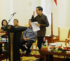 Presiden Jokowi berjalan menuju podium saat sidang kabinet paripurna, di Istana Bogor, Jabar, Senin (23/11)