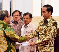 Presiden Jokowi didampingi Wapres Jusuf Kalla dan Menkeu menyerahkan DIPA 2016 kepada Gubernur Jabar Ahmad Heryawan, di Istana Negara, Jakarta, Senin (14/12) pagi