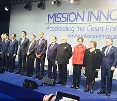 Presiden Jokowi berfoto bersama para Presiden/PM negara lain pada forum Mission Inovation, di Paris, Perancis, Minggu (30/11)