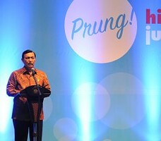 Menko Polhukam Luhut B. Pandjaitan membacakan sambutan tertulis Presiden Jokowi pada Puncak Peringatan Hari Anti Korupsi Internasional, di Bandung, Jabar, Kamis (10/12)