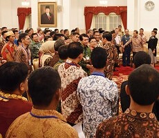 Presiden Jokowi beramah tamah dengan para pemenang penghargaan Adibakti Mina Bahari Tahun 2015, di Istana Negara, Jakarta, Jumat (11/12) siang.