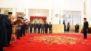 Presiden Jokowi menyaksikan pengambilan sumpah 5 anggota Komisi Yudisial 2015-2020, di Istana Negara, Jakarta, Jumat (18/12)