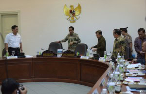 Presiden Jokowi didampingi Wakil Presiden Jusuf Kalla saat akan memimpin ratas tentang dwelling time, di kantor Kepresidenan, Jakarta, Selasa (22/12)