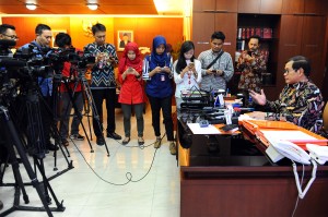 Seskab Pramono Anung diwawancarai wartawan di ruang kerjanya, Gedung III Kemensetneg, Jakarta, Selasa (30/11)