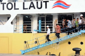 Presiden Jokowi didampingi sejumlah menteri meninjau kapal pengangkut sapi yang baru tiba di Pelabuhan Tanjung Priok, Jakarta, Jumat (11/12)