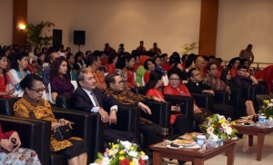 Seskab bersama Menteri PPPA dan Waseskab saat menghadiri Perayaan Natal di Lingkungan Kantor Kepresidenan di Gedung Krida Bhakti, Sekretariat Negara, Jakarta (9/1)