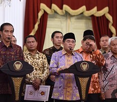 Presiden Jokowi dan Ketua DPR Ade Komarudin didampingi pimpinan DPR yang lain menyampaikan keterangan pers seusai rapat konsultasi, di Istana Merdeka, Jakarta, Senin (22/2) siang. (Foto: Oji/Humas)