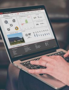 Ecran d'ordinateur avec l'application Solarweb en fond d'écran