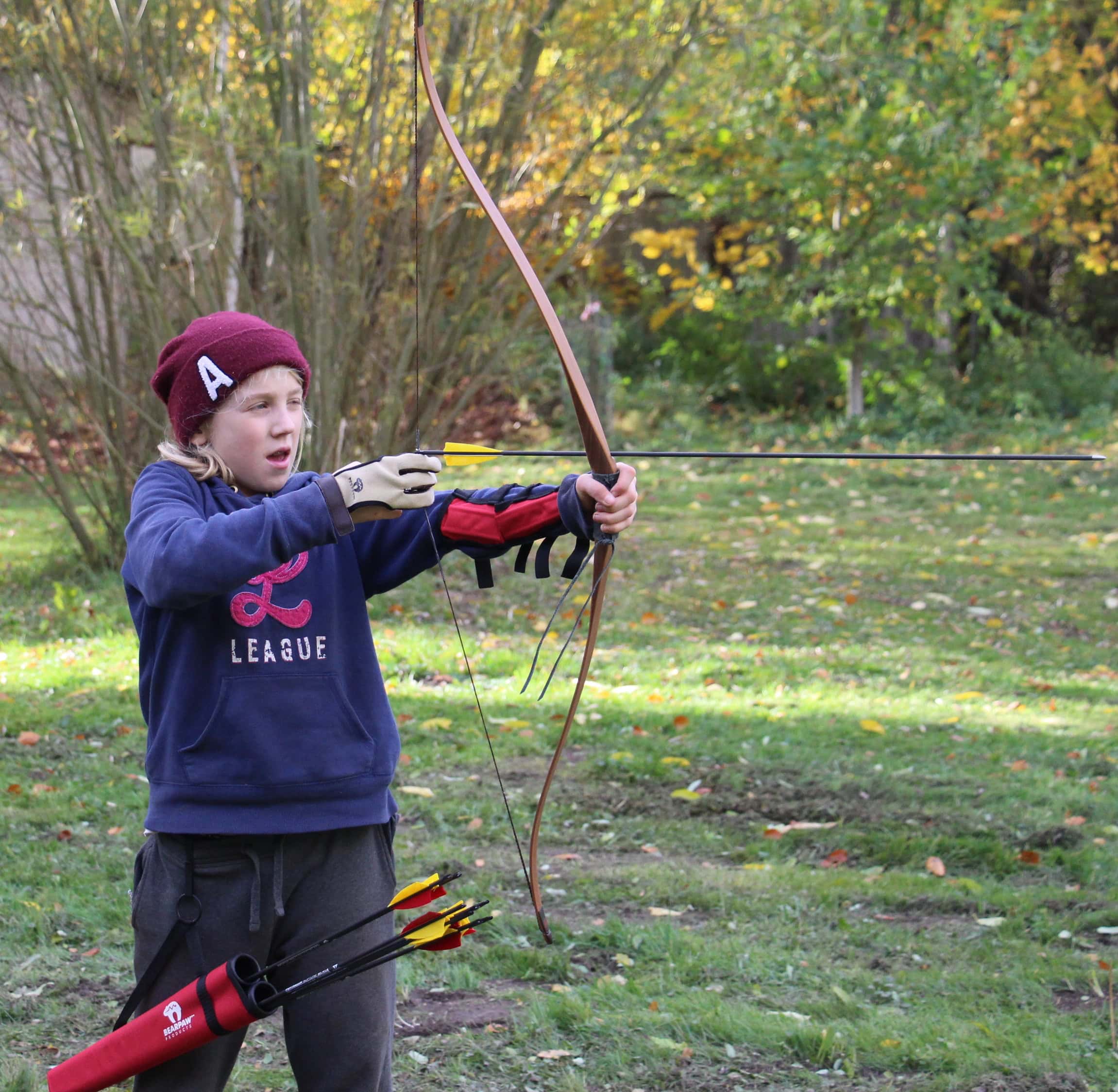 junger Bogenschützin zielt mit Intuitivbogen