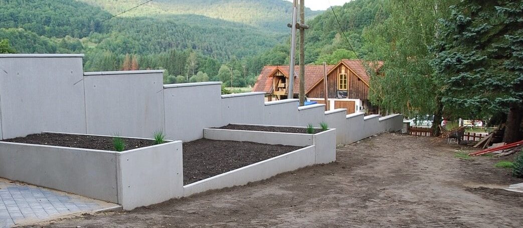 Gartenmauer und Hochbeete aus Beton