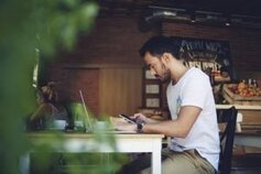 Freelancer arbeitet von zu Hause 