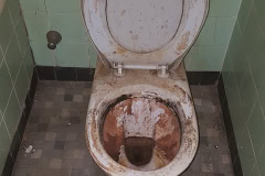 Toilettes méconnaissable tellement elles sont salles