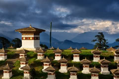 108 Stupas bei Sonnenuntergang auf dem Dochula Pass