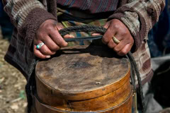 Hände einer Yak-Hirtin in Bhutan