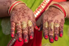 Hände mit Henna-Bemalung in Varanasi, Indien