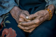 Hände einer Frau in Myanmar