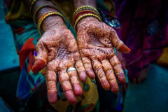 Hände mit Henna-Bemalung in Trimbak, Indien