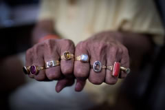 Hände mit Ringen eines reichen Inders in Trimbak