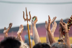 Hände (und Dreizack) beim Kumbh Mela Fest in Prayagraj, Indien