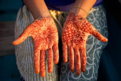 Hände mit Henna-Bemalung in Goa, Indien