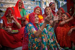 Frauen in roten Saris