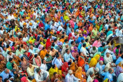 Menschen haben sich zum Abendgebet versammelt - Kumbh Mela in Haridwar 2010
