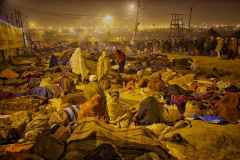 Pilger schlafen unter freiem Himmel bei der Kumbh Mela in Allhabad 2013