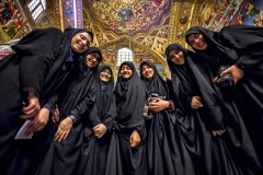 Iranische Studentinnen im Tschador