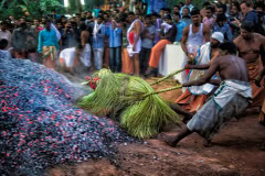 Theyyam-Gott wird aus einem Gluthaufen gezogen