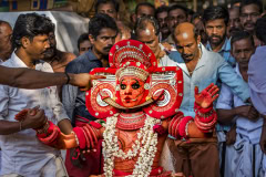 Theyyam-Gott mit Männern