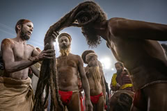 Sadhus tragen nach ihrem Bad heilige Asche auf Körper und Haare - Maha Kumbh Mela 2025 in Prayagraj