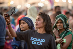 Influencerin auf der Maha Kumbh Mela 2025 in Prayagraj
