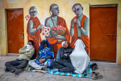 Erschöpfte Pilger bei der Maha Kumbh Mela in Prayagraj 2025