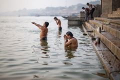 Pilger beim Bad im Ganges, Varanasi