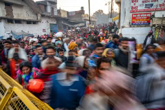 Menschenmengen bei der Maha Kumbh Mela 2025 in Prayagraj