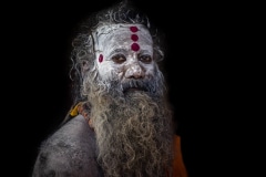 Porträt eines Naga Baba bei der Maha Kumbh Mela in Prayagraj 2025