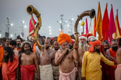 Trompten bei der Prozession der Udasin Akhara während der Maha Kumbh Mela 2025 in Prayagraj