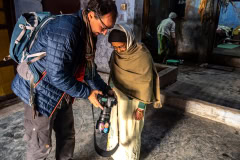 Mit älterer Frau in Varanasi