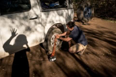 Kontrolle des Reifendrucks im Chobe National Park, Botswana