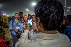 Selfie mit Pilgern auf der Kumbh Mela in Ujjain