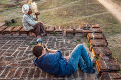 Portrait einer Raucherin in Bagan, Myanmar